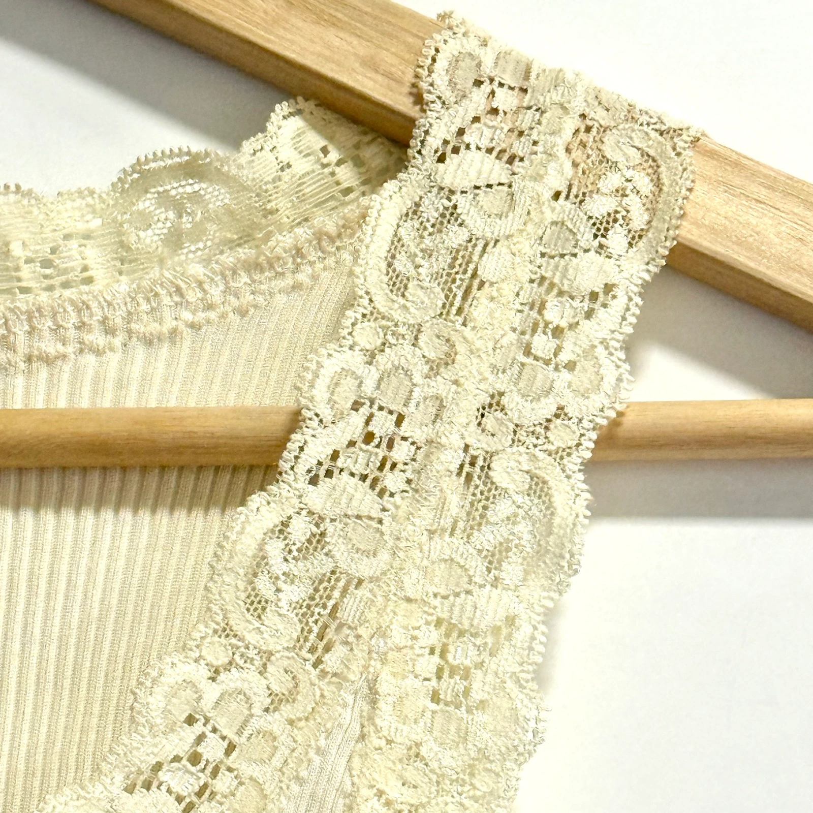 Camiseta de alças com renda romântica – photo 4